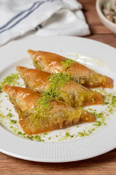 Sobiyet面包片与开心果木制背景 土耳其美食的美味 土耳其面包片 关门了 — 图库照片