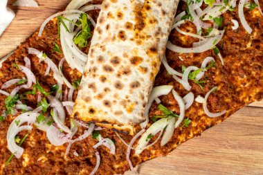 Baharatlı lahmacun. Türk pizzası / lahmacun. Geleneksel Türk mutfağı lezzetleri.