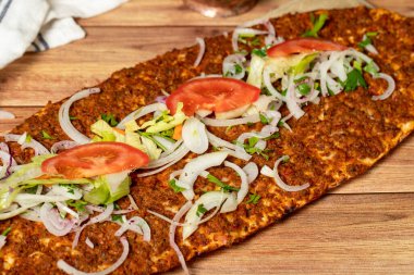 Baharatlı lahmacun. Türk pizzası / lahmacun. Geleneksel Türk mutfağı lezzetleri.