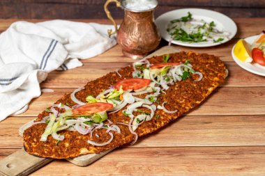 Baharatlı lahmacun. Türk pizzası / lahmacun. Geleneksel Türk mutfağı lezzetleri.