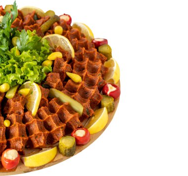 Beyaz zemin üzerinde izole edilmiş Türk köfteleri. Türk mutfağı lezzetleri. Yerel adı cig kofte