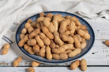 Ahşap arka planda kabuklu fıstık. Sağlıklı yemek..