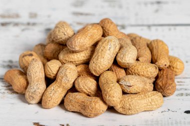 Ahşap arka planda kabuklu fıstık. Sağlıklı yemek..