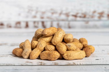 Ahşap arka planda kabuklu fıstık. Sağlıklı yemek..