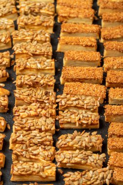 Karışık tuzlu kurabiye. Susam ve tohum kurabiyeleri