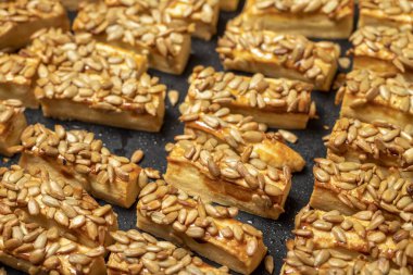 Karışık tuzlu kurabiye. Taze pişmiş çekirdek kurabiyeler.