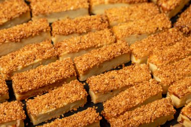 Karışık tuzlu kurabiye. Sıcak susamlı kurabiyeler fırından yeni çıktı.