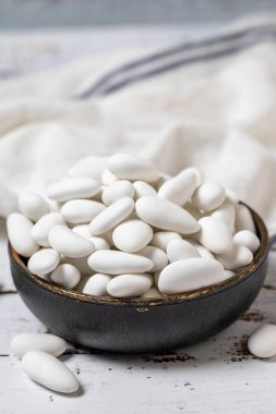 Badem şekeri. Beyaz ahşap arka planda şekerli badem. Yakın plan. yerel adı badem sekeri