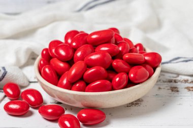 Kırmızı çikolatalı sürahi. Beyaz ahşap arka planda çikolatalı sürahi. Kapat.