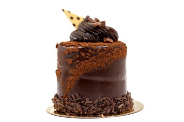 Çikolatalı pasta. Beyaz arka planda izole edilmiş kakaolu kek. Kapat.