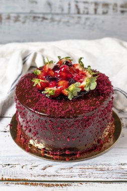 Meyveli kek. Beyaz ahşap arka planda kutlama ya da doğum günü pastası. Kapat.