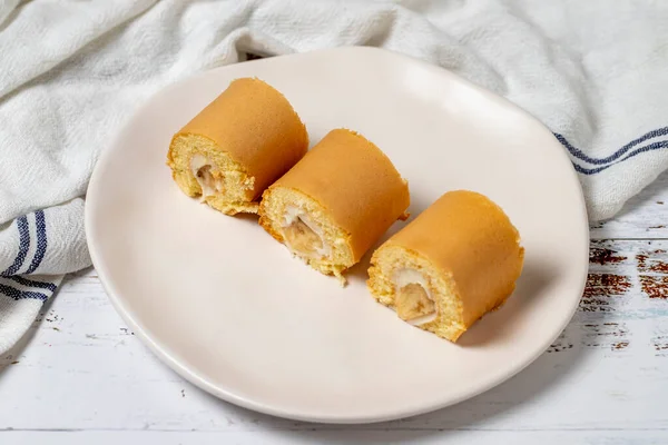 Torta Alla Banana Snack Roll Torta Uno Sfondo Legno Bianco — Foto Stock