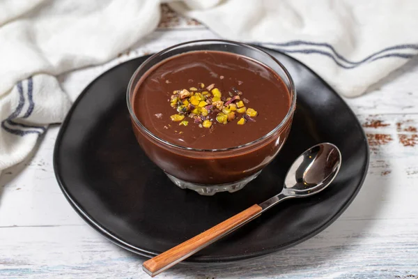 Ciocolată Supangle Budincă Cacao Ciocolată Fundal Din Lemn Alb Închide — Fotografie, imagine de stoc