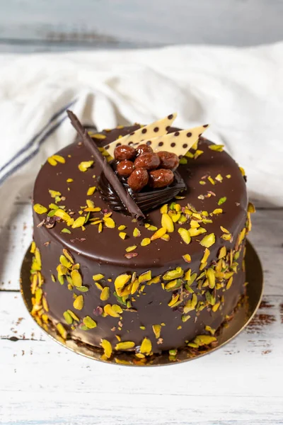 Pistasch Och Chokladtårta Firande Eller Födelsedagstårta Vit Trä Bakgrund Närbild — Stockfoto