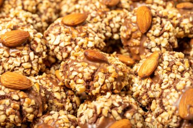 Bademli kurabiye. Yakın plan fındık ve bademli kurabiye yığını.