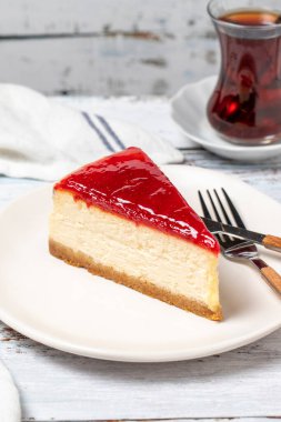 Peynirli kek. New York pastası. Ahşap zemin üzerinde ahudududulu cheesecake. Kapat.