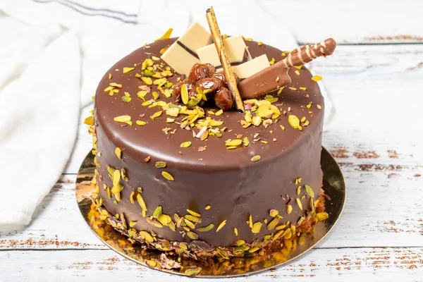 Шоколадний Фісташковий Торт День Народження Або Святковий Торт Фоні Дерев — стокове фото