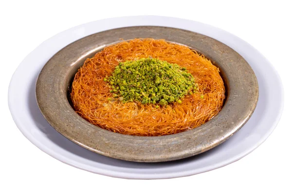 Kunefe 传统的土耳其菜 Kunefe与开心果隔离在白色背景 关门了 — 图库照片