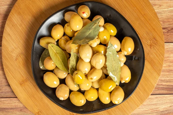 Olive Verdi Con Ripieno Formaggio Fondo Legno Delizie Gastronomiche Vista — Foto Stock
