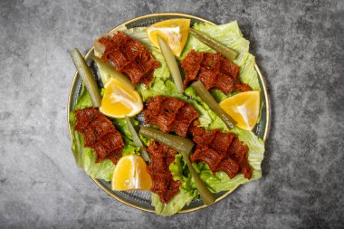 Koyu arkaplanda çiğ köfte (cig kofte). Türk mutfağı lezzetleri. Üst Manzara. Kapat.