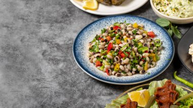 Geleneksel Türk ve Yunan yemek aperatifleri masası. Akdeniz aperatif konsepti. Uzayı kopyala Girit ezmesi, kuru bezelye salatası, kızarmış patlıcan salatası, havuç tarator, çiğ köfte.