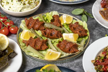 Geleneksel Türk ve Yunan yemek aperatifleri masası. Akdeniz aperatif konsepti. Çiğ köfte, kızarmış patlıcan salatası, doldurulmuş zeytin, dolma biber, gavurdagi salatası.