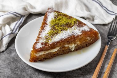 Koyu arkaplanlı kremalı kadayif tatlısı. Türk mutfağı tatlısı. Kapat.