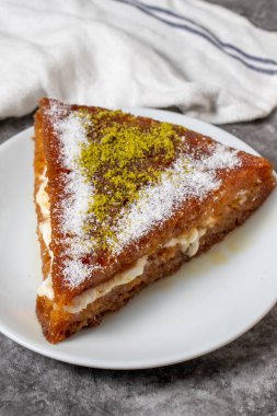 Koyu arkaplanlı kremalı kadayif tatlısı. Türk mutfağı tatlısı. Kapat.