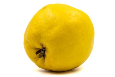 Quince beyaz bir arka planda izole edildi. Organik olgun ayva. Kırpma Yolu. Tam alan derinliği. Kapat.