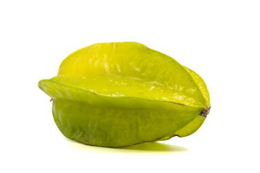 Olgun yıldız meyvesi (Averrhoa carambola, yıldız elması, yıldız meyvesi) beyaz arka planda izole edilmiş
