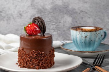 Koyu arkaplanda çikolatalı ve çilekli pasta. Özel kremalı bisküvi, çikolatalı ve kahveli meyveli kek. Fırın ürünleri