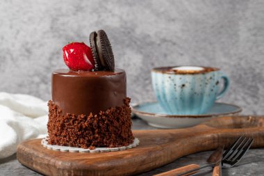 Koyu arkaplanda çikolatalı ve çilekli pasta. Özel kremalı bisküvi, çikolatalı ve kahveli meyveli kek. Fırın ürünleri