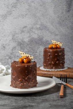 Koyu arkaplanda çikolata ve fındıklı kek. Lezzetli tatlı. Fırın ürünleri. Kapat.