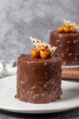 Koyu arkaplanda çikolata ve fındıklı kek. Lezzetli tatlı. Fırın ürünleri. Kapat.