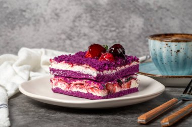 Orman meyveli kek dilimi koyu arkaplanda. Çilek, böğürtlen ve ahududu, siyah dutlu pasta. Fırın ürünleri. Kapat.