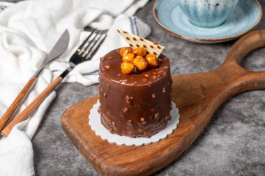 Koyu arkaplanda çikolata ve fındıklı kek. Lezzetli tatlı ve kahveyle. Fırın ürünleri. Kapat.