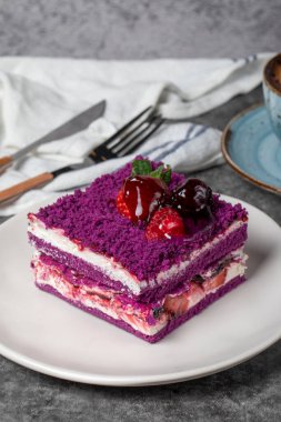 Orman meyveli kek dilimi koyu arkaplanda. Çilek, böğürtlen ve ahududu, siyah dutlu pasta. Fırın ürünleri. Kapat.