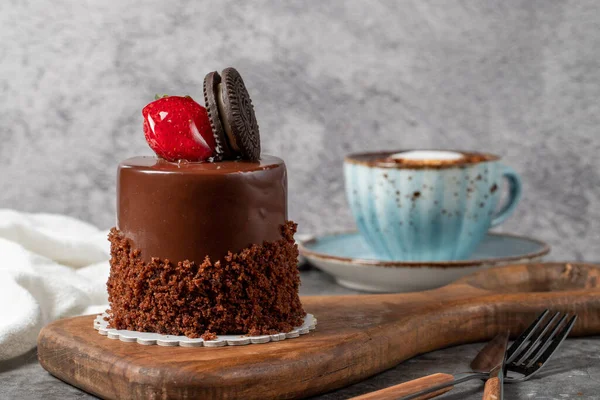 Koyu arkaplanda çikolatalı ve çilekli pasta. Özel kremalı bisküvi, çikolatalı ve kahveli meyveli kek. Fırın ürünleri