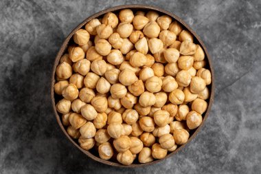 Arka planda kavrulmuş fındıklar. Hindistan cevizi kasesinde fındık. Üst görünüm