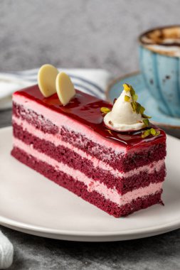 Koyu arkaplanda ahududulu kek. Katmanlı ahududulu kek dilimi. Pasta ürünleri. Kapat.