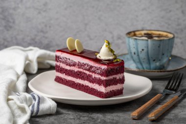 Koyu arkaplanda ahududulu kek. Katmanlı ahududulu kek dilimi. Pasta ürünleri. Kapat.