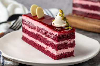 Koyu arkaplanda ahududulu kek. Katmanlı ahududulu kek dilimi. Pasta ürünleri. Kapat.