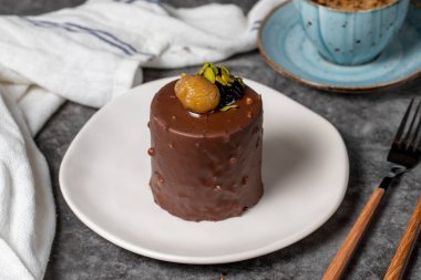 Koyu arkaplanda çikolata ve kestane rengi kek. Kremalı lezzetli pasta. Stüdyo çekimi. Fırın ürünleri. Kapat.