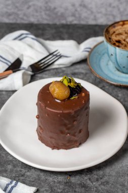 Koyu arkaplanda çikolata ve kestane rengi kek. Kremalı lezzetli pasta. Stüdyo çekimi. Fırın ürünleri. Kapat.