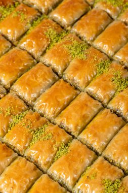 Siyah arka planda fıstıklı Baklava. Geleneksel Türk baklavası. Stüdyo çekimi. Kapat.