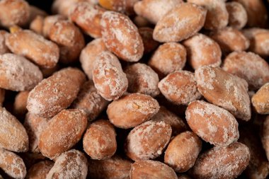 Karanlık arka planda tuzlu fıstık. Fıstık yığını. Stüdyo çekimi. Kapat.