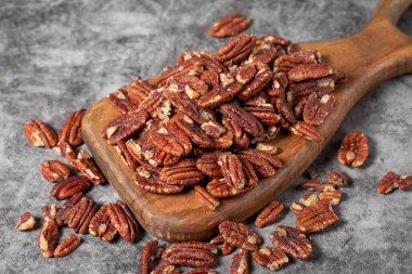 Koyu arkaplanda fındık. Sağlıklı yağ. Fındık kabuğu yığını. Kapatın. Keto diyeti. Stüdyo çekimi. Kapat.