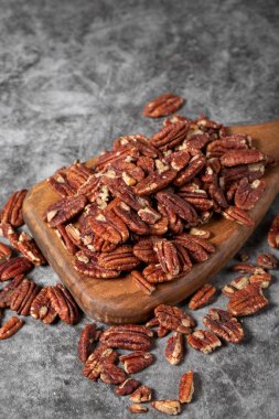 Koyu arkaplanda fındık. Sağlıklı yağ. Fındık kabuğu yığını. Kapatın. Keto diyeti. Stüdyo çekimi. Kapat.