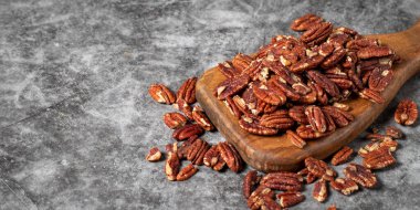 Koyu arkaplanda fındık. Sağlıklı yağ. Fındık kabuğu yığını. Kapatın. Keto diyeti. Stüdyo çekimi. Metin için boş alan. Boşluğu kopyala