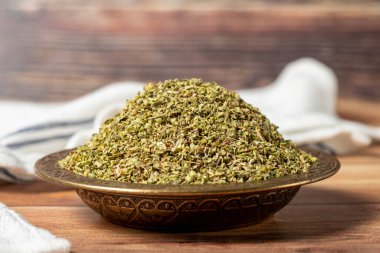 Kurumuş kekik yaprakları. Tahta bir arka planda kekik baharatı. Kuru baharat konsepti. Kapat.